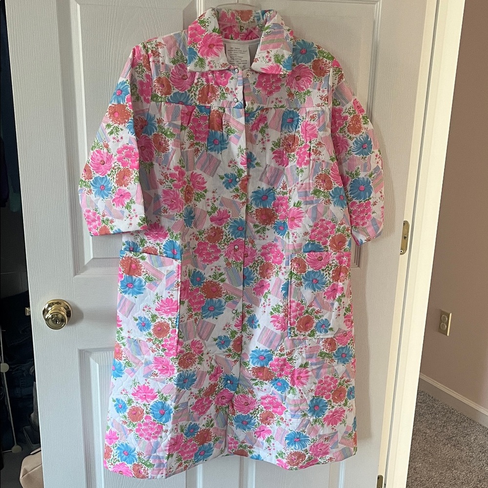 Vintage women’s Sz 16 floral housecoat/robe snap front and snap up front
